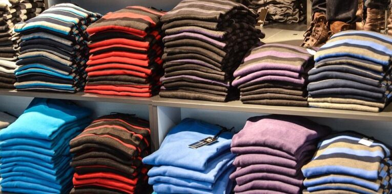 Klasyczny sweter męski – jak wybrać idealny? Odpowiednia pielęgnacja i połączenia