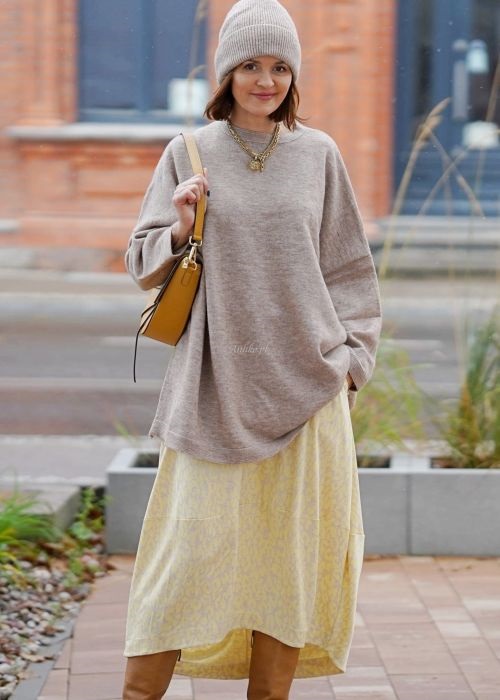Długi sweter jako element jesiennej stylizacji